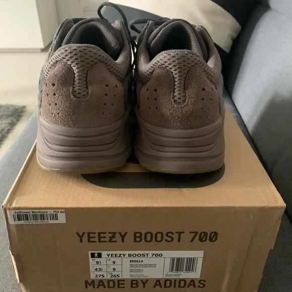 Yeezy boost 700 mauve in a 9.5 - Picture 10 of 13